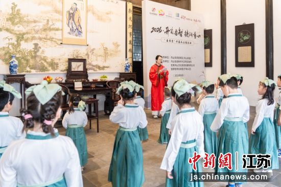 “素书堂”开蒙礼主题活动现场。鸿山街道 供图 “素书堂”开蒙礼主题活动现场。鸿山街道 供图