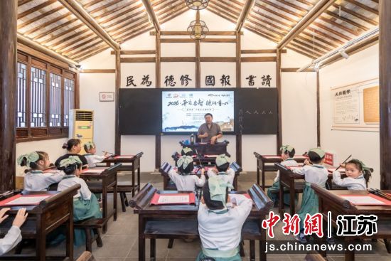 开笔写“人”。鸿山街道 供图 开笔写“人”。鸿山街道 供图
