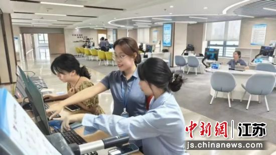 从最初试点午间“不打烊”,到升级实现午间、周末、节假日全域覆盖,全天候政务服务体系不断完善。徐州经开区行政审批局 供图 从最初试点午间“不打烊”,到升级实现午间、周末、节假日全域覆盖,全天候政务服务体系不断完善。徐州经开区行政审批局 供图