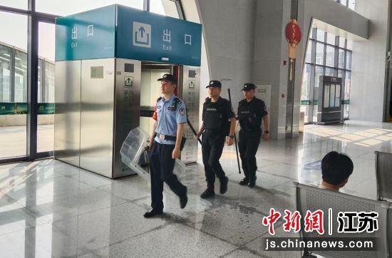 站内巡逻。阜宁东站派出所 供图 站内巡逻。阜宁东站派出所 供图