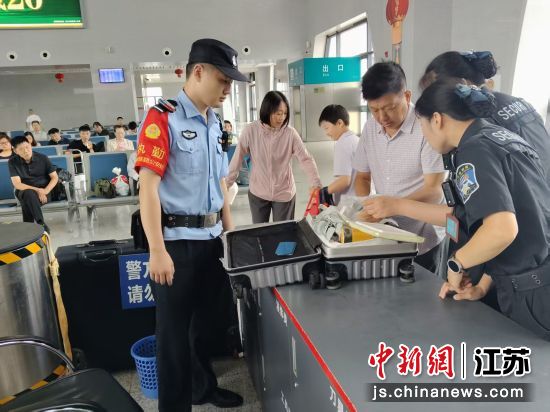安检查危。阜宁东站派出所 供图 安检查危。阜宁东站派出所 供图