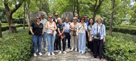 今年6月,法国旅游团在明孝陵景区游览。南京文旅供图 今年6月,法国旅游团在明孝陵景区游览。南京文旅供图