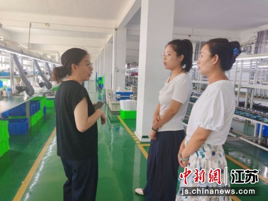 工会代表了解企业生产经营状况、车间作业环境。崔雪霞 摄 工会代表了解企业生产经营状况、车间作业环境。崔雪霞 摄