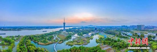 航拍扬中,滨江湿地环抱城市,尽显江岛生态宜居底色。扬中市委宣传部供图 航拍扬中,滨江湿地环抱城市,尽显江岛生态宜居底色。扬中市委宣传部供图