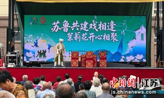 苏鲁两地400余名民众在现场观看演出。章浩 摄 苏鲁两地400余名民众在现场观看演出。章浩 摄