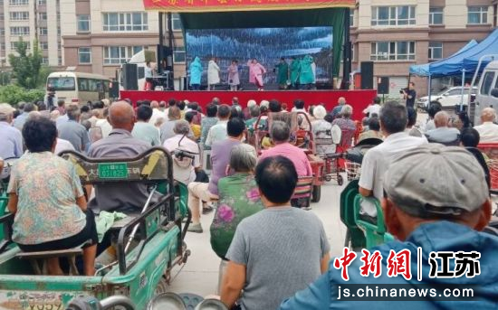 《墙头记》演出现场。章浩 摄 《墙头记》演出现场。章浩 摄