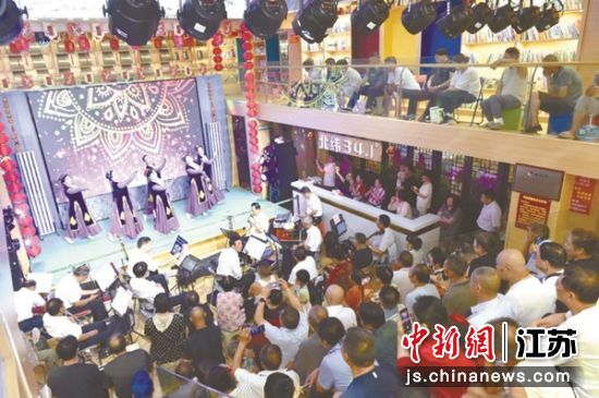 滨海公园内城市文化会客厅惠民演出精彩纷呈。滨海县委宣传部 供图 滨海公园内城市文化会客厅惠民演出精彩纷呈。滨海县委宣传部 供图
