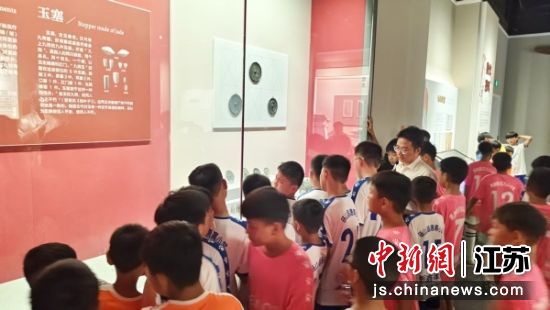参赛队伍集体走进丰县博物馆参观。大沙河镇 供图 参赛队伍集体走进丰县博物馆参观。大沙河镇 供图