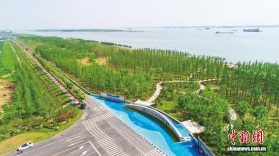 航拍泰兴长江生态湿地和绿色廊道,“工厂变公园、船厂变森林、鱼塘变湿地、江堤变赛道”的生态蝶变。泰兴市委网信办供图 航拍泰兴长江生态湿地和绿色廊道,“工厂变公园、船厂变森林、鱼塘变湿地、江堤变赛道”的生态蝶变。泰兴市委网信办供图