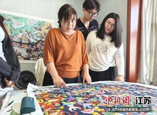 李莉的入选作品是《赶春会》。邳州市委宣传部 供图 李莉的入选作品是《赶春会》。邳州市委宣传部 供图