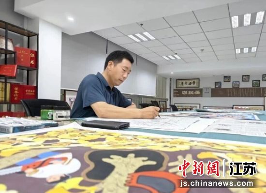 杨年成正在创作。邳州市委宣传部 供图 杨年成正在创作。邳州市委宣传部 供图