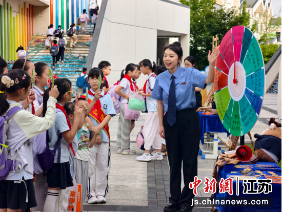 学生学习法治知识,增强法治意识。昆山市信义小学 供图 学生学习法治知识,增强法治意识。昆山市信义小学 供图