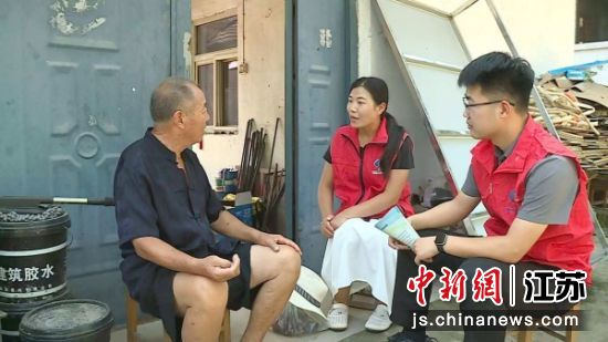 工作人员入户走访。邳州市委宣传部 供图 工作人员入户走访。邳州市委宣传部 供图