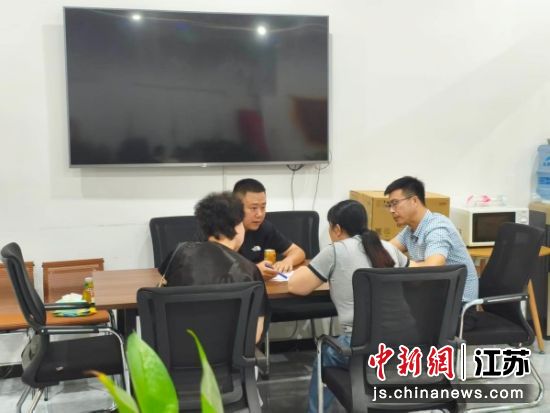 协商解决矛盾纠纷。 铜沛街道 供图 协商解决矛盾纠纷。 铜沛街道 供图