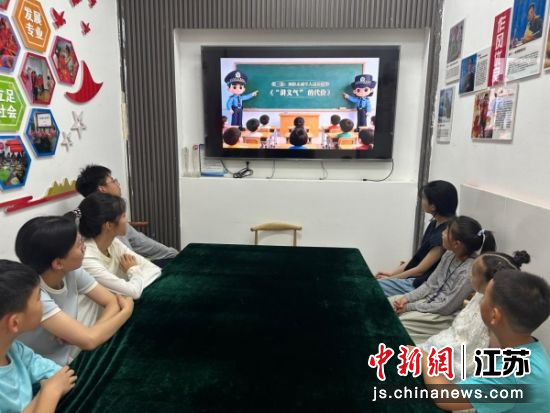 社区组织孩子们集中观看专题短片。 沈苑社区 供图 社区组织孩子们集中观看专题短片。 沈苑社区 供图