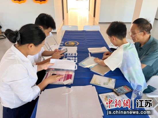 “温情护书香 快乐迎开学”活动现场。 民馨园社区 供图 “温情护书香 快乐迎开学”活动现场。 民馨园社区 供图
