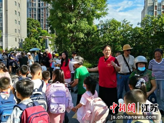 志愿者有序开展护学行动。 机场社区 供图 志愿者有序开展护学行动。 机场社区 供图
