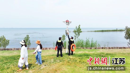 湖滨新区公安分局巡逻队员检查调试AI智能“电子围栏”。孙明建 摄 湖滨新区公安分局巡逻队员检查调试AI智能“电子围栏”。孙明建 摄