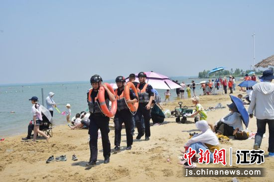 湖滨新区公安分局巡特警队员在骆马湖沙雕公园沿岸巡逻。孙明建 摄 湖滨新区公安分局巡特警队员在骆马湖沙雕公园沿岸巡逻。孙明建 摄