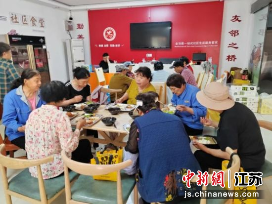 老人在社区食堂用餐。金山桥街道 供图 老人在社区食堂用餐。金山桥街道 供图