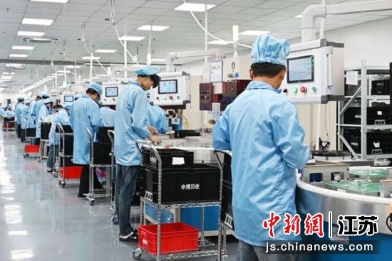企业生产车间。陈卓平 摄 企业生产车间。陈卓平 摄