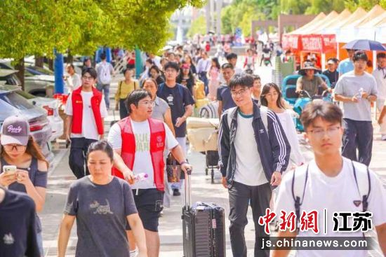 新生们步入校园。宿迁学院 供图 新生们步入校园。宿迁学院 供图