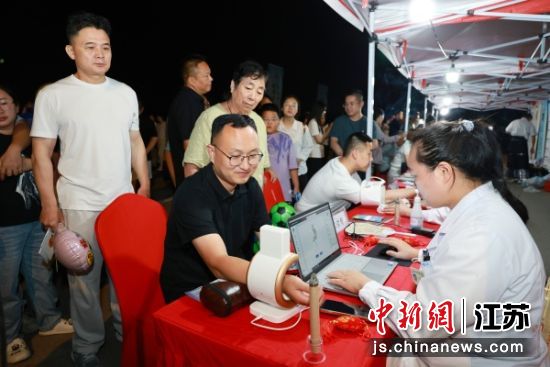 AI脉诊仪诊断体质。云龙区委宣传部 供图 AI脉诊仪诊断体质。云龙区委宣传部 供图