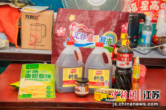 “汇邻・慈善超市”的部分商品。玉祁街道 供图 “汇邻・慈善超市”的部分商品。玉祁街道 供图