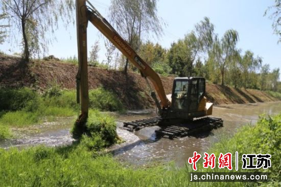 邹庄镇调配多台挖掘机集中清淤疏浚。邳州市委宣传部 供图 邹庄镇调配多台挖掘机集中清淤疏浚。邳州市委宣传部 供图