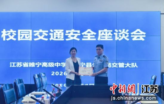 颁发聘书。周杨 摄 颁发聘书。周杨 摄