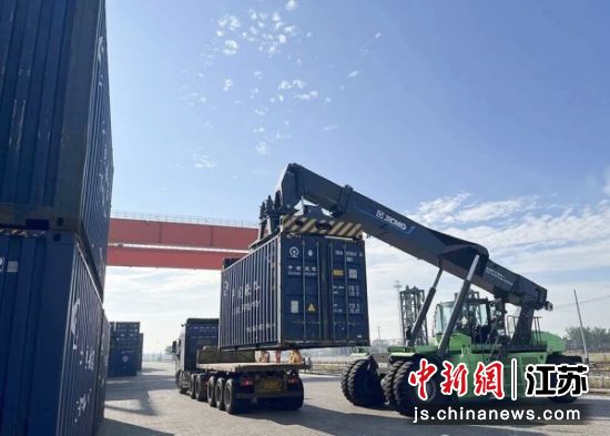 邳州新港码头作业繁忙有序。邳州市委宣传部 供图 邳州新港码头作业繁忙有序。邳州市委宣传部 供图