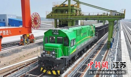 铁路专列平稳进港作业。邳州市委宣传部 供图 铁路专列平稳进港作业。邳州市委宣传部 供图
