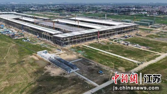 航拍项目工地。安赛乐米塔尔常州新能源软磁材料项目计划2027年年中投产。主办方供图 航拍项目工地。安赛乐米塔尔常州新能源软磁材料项目计划2027年年中投产。主办方供图