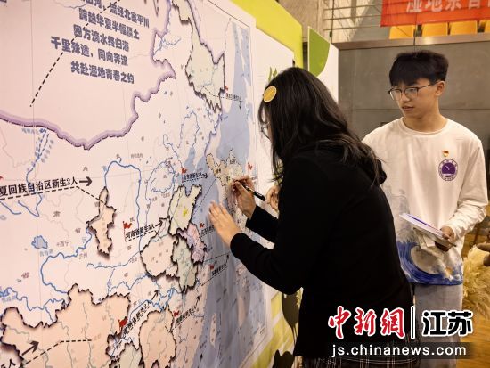 新生在生源地图上打卡。盐城师范学院 供图 新生在生源地图上打卡。盐城师范学院 供图