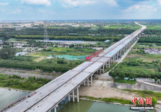 宁盐高速高邮湖特大桥实现全桥贯通。胡苗苗 摄 宁盐高速高邮湖特大桥实现全桥贯通。胡苗苗 摄