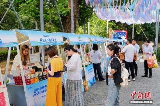 赛场之外,南京本土特色配套市集同步开启,吸引游人驻足。南京市商务局供图 赛场之外,南京本土特色配套市集同步开启,吸引游人驻足。南京市商务局供图