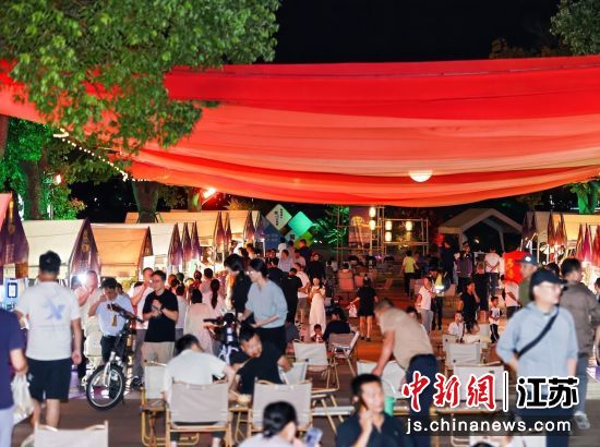 民众在“尹山湖之夜”现场逛小摊、淘好物。 吴中区文化体育和旅游局供图 民众在“尹山湖之夜”现场逛小摊、淘好物。 吴中区文化体育和旅游局供图