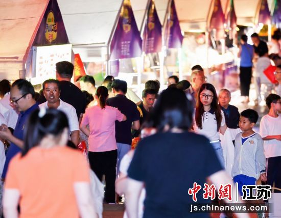 民众在“尹山湖之夜”现场逛小摊、淘好物。 吴中区文化体育和旅游局 供图 民众在“尹山湖之夜”现场逛小摊、淘好物。 吴中区文化体育和旅游局 供图