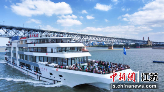滨江游轮“长江之恋”。董乐 摄 滨江游轮“长江之恋”。董乐 摄