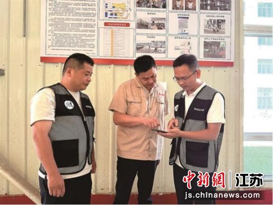 邳州将企业逐个部门“来回跑”转变为服务专员全程“盯着办”。邳州市委宣传部 供图 邳州将企业逐个部门“来回跑”转变为服务专员全程“盯着办”。邳州市委宣传部 供图