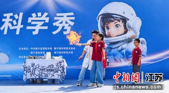 老师指导学生做“火焰掌”实验。周杨 摄 老师指导学生做“火焰掌”实验。周杨 摄