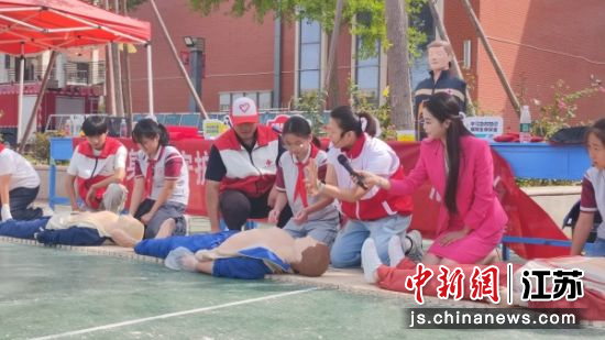 红十字会志愿者指导学生学习心肺复苏操作。周杨 摄 红十字会志愿者指导学生学习心肺复苏操作。周杨 摄