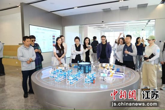 采访团一行走进企业。锡山区融媒体中心 供图 采访团一行走进企业。锡山区融媒体中心 供图
