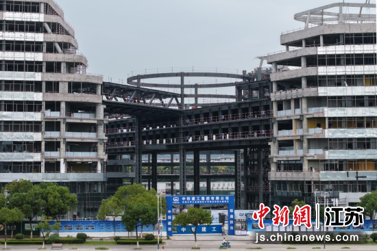 中铁建工东南大学九龙湖校区工科综合科研大楼施工现场。中新网记者 泱波 摄 中铁建工东南大学九龙湖校区工科综合科研大楼施工现场。中新网记者 泱波 摄