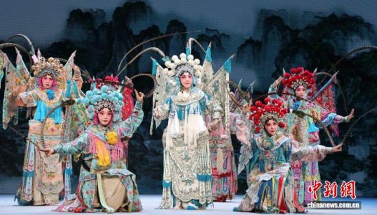 盛典已成为全国348个剧种及木偶剧、皮影戏集中展演、活态传承的标杆性平台。 濮建明 摄 盛典已成为全国348个剧种及木偶剧、皮影戏集中展演、活态传承的标杆性平台。 濮建明 摄