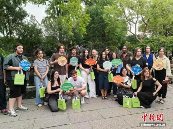 留学生们在留园中合影留念。 中新网记者 钟升 摄 留学生们在留园中合影留念。 中新网记者 钟升 摄