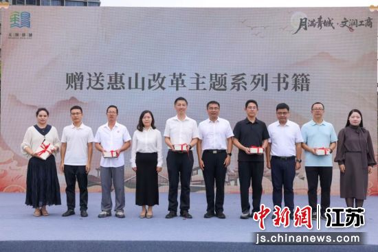 赠书环节。前洲街道 供图 赠书环节。前洲街道 供图