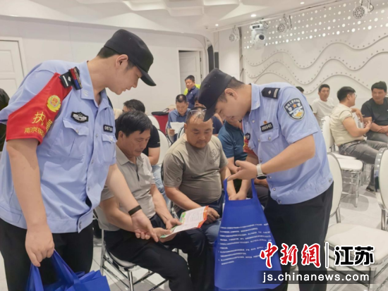 民警开展宣讲。南京铁路公安处扬州站派出所 供图 民警开展宣讲。南京铁路公安处扬州站派出所 供图