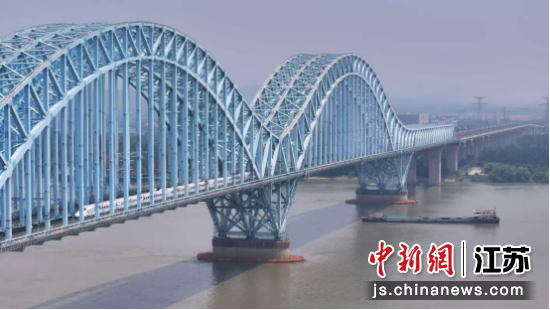 G8388次列车驶过南京大胜关长江大桥。陈丹驰 摄 G8388次列车驶过南京大胜关长江大桥。陈丹驰 摄