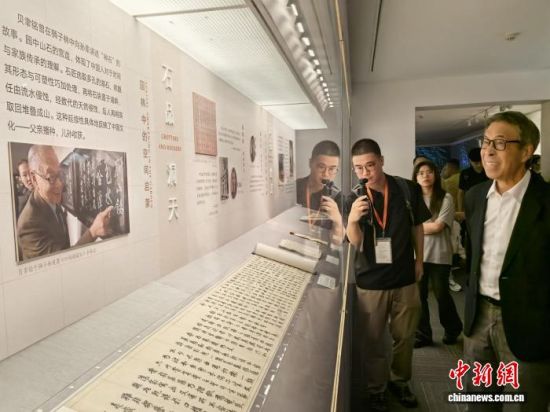 9月22日,贝礼中在苏州博物馆参观。 中新网记者 钟升 摄 9月22日,贝礼中在苏州博物馆参观。 中新网记者 钟升 摄
